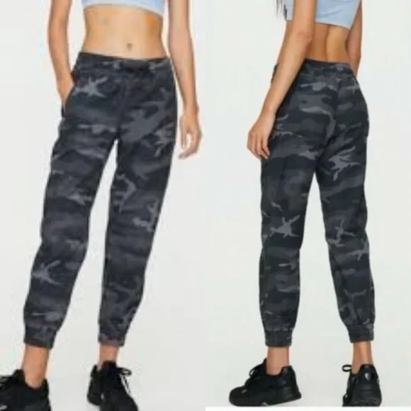 🆕️ TNA Alix grey camo pants - Picture 1 of 8